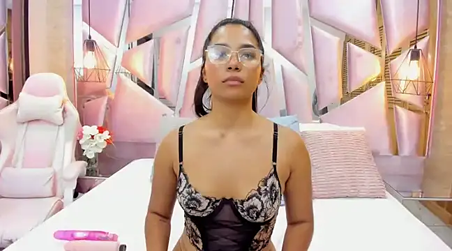 Snapshot of CharlotteGraay chatting on January 29, 10:32 pm CharlotteGraay online show from January 29, 10:32 pm
