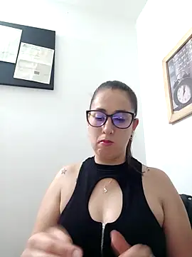 Snapshot of CHARLOTTE_1711 chatting on February 10, 12:19 am CHARLOTTE 1711 online show from February 10, 12:19 am