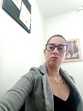 Snapshot of CHARLOTTE_1711 chatting on February 12, 12:44 pm CHARLOTTE 1711 online show from February 12, 12:44 pm