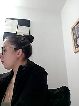 Snapshot of CHARLOTTE_1711 chatting on March 21, 3:22 am CHARLOTTE 1711 online show from March 21, 3:22 am