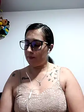 Snapshot of CHARLOTTE_1711 chatting on November 19, 3:28 am CHARLOTTE 1711 online show from November 19, 3:28 am