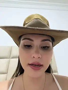 Snapshot of Aitana_Hilton_ chatting on February 8, 1:43 am Aitana Hilton online show from February 8, 1:43 am