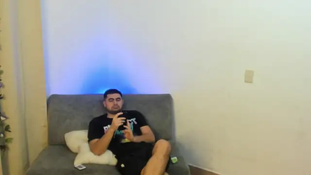 Snapshot of blueroom_party chatting on February 10, 12:29 pm blueroom party online show from February 10, 12:29 pm