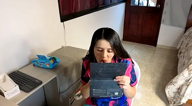 SexLaura  online show from February 13, 8:55 pm