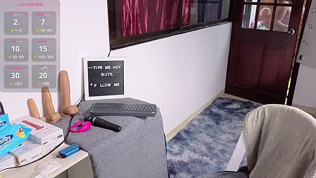 SexLaura  online show from March 20, 10:40 pm