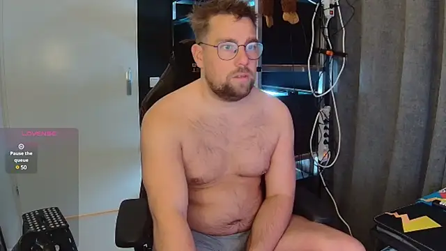 Snapshot of justinitt chatting on February 11, 10:26 am justinitt online show from February 11, 10:26 am