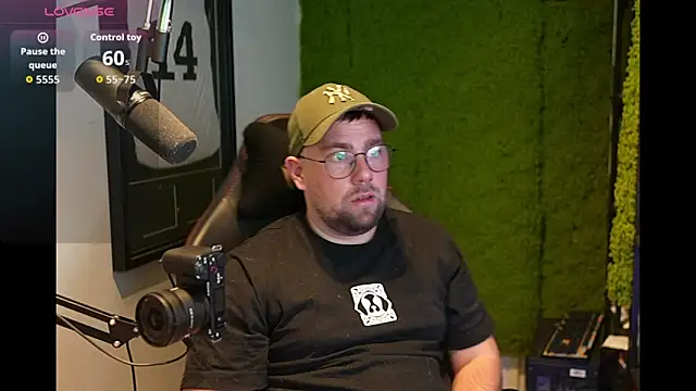 Snapshot of justinitt chatting on December 4, 8:06 pm justinitt online show from December 4, 8:06 pm