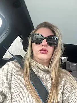 Snapshot of Megan_off chatting on March 18, 11:30 am Megan off online show from March 18, 11:30 am