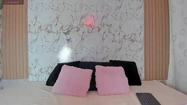 Snapshot of Christal_Golden chatting on December 3, 8:40 pm Christal Golden online show from December 3, 8:40 pm