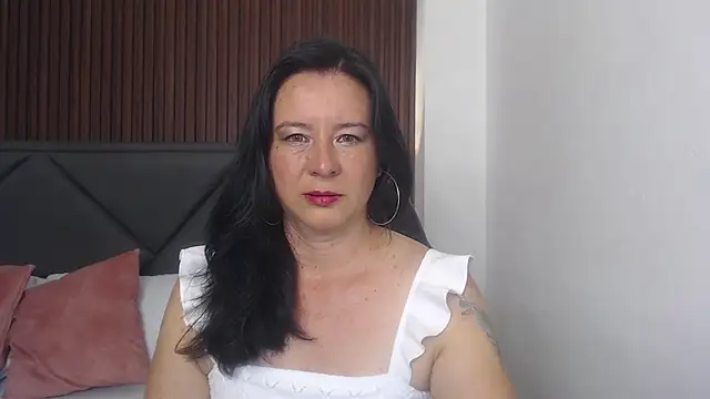 emmily taylor  online show from February 1, 7:02 pm