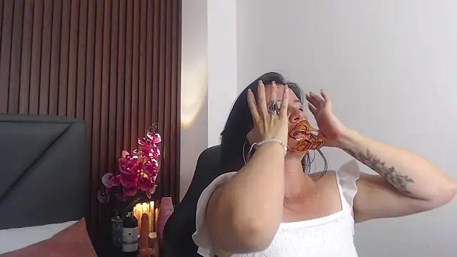 emmily taylor  online show from February 2, 1:23 am