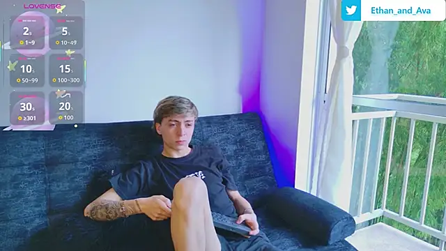 Snapshot of ethan_and_ava chatting on October 8, 12:25 pm ethan and ava online show from October 8, 12:25 pm