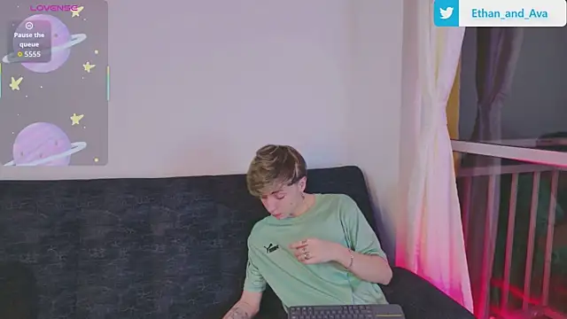 Snapshot of ethan_and_ava chatting on October 24, 2:52 am ethan and ava online show from October 24, 2:52 am