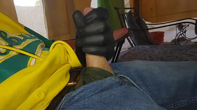 Snapshot of bwcbeat83 chatting on December 4, 11:46 pm bwcbeat83 online show from December 4, 11:46 pm