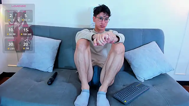 Snapshot of Cum_hunters chatting on October 18, 4:04 am Cum hunters online show from October 18, 4:04 am