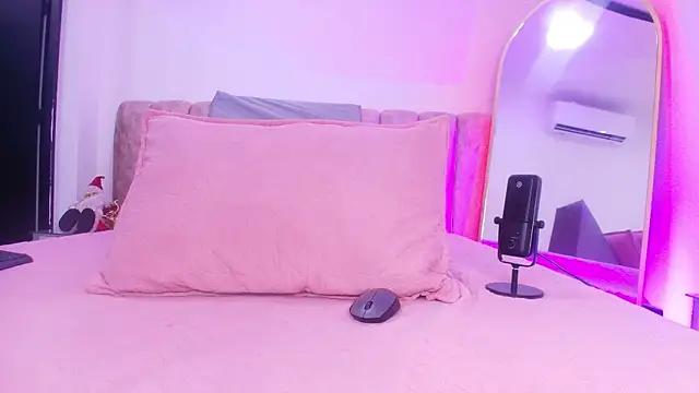 Snapshot of Auroraa_miller chatting on December 2, 11:59 am Auroraa miller online show from December 2, 11:59 am