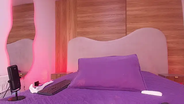 Auroraa miller online show from April 11, 3:11 am