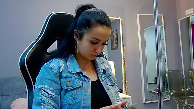 Eva Lovvia  online show from March 4, 7:01 pm