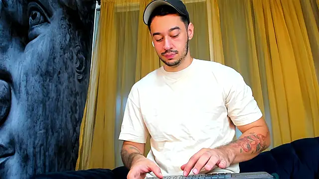 Snapshot of Salvatore_costa chatting on March 21, 10:06 pm Salvatore costa online show from March 21, 10:06 pm