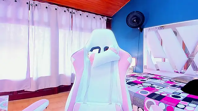 Alondra Cutie online show from March 11, 6:30 pm