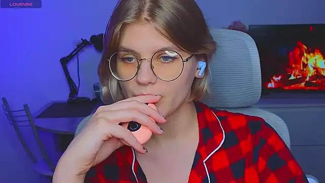 Snapshot of _JessieVibes chatting on February 16, 4:42 pm JessieVibes online show from February 16, 4:42 pm