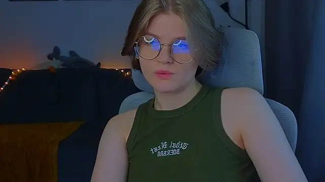 Snapshot of _JessieVibes chatting on October 24, 12:45 pm JessieVibes online show from October 24, 12:45 pm