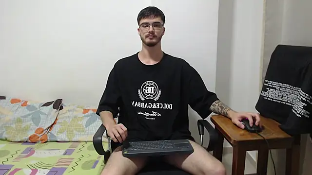 Snapshot of Aleex_Miller chatting on November 16, 2:06 am Aleex Miller online show from November 16, 2:06 am