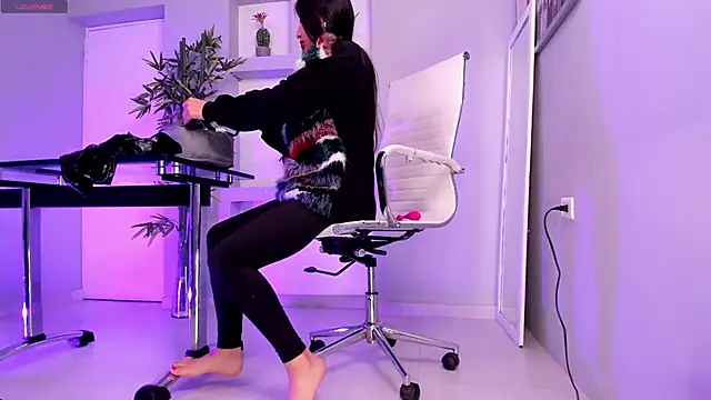 hannah howeell   online show from March 10, 10:04 am