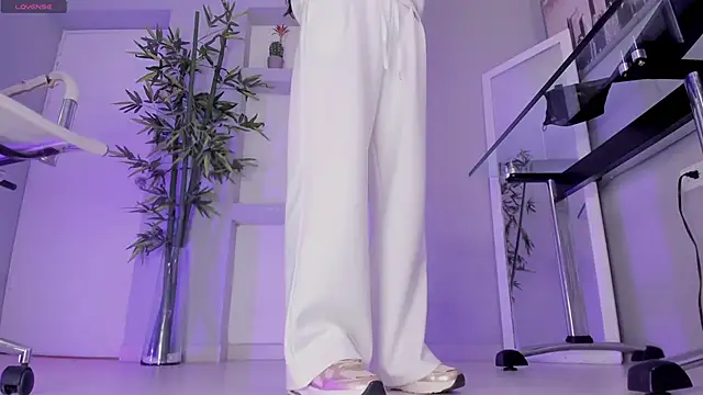 hannah howeell   online show from September 12, 9:42 am