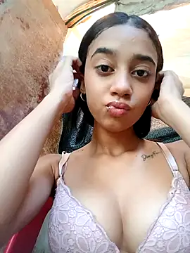 Snapshot of Zoe_Sweett18 chatting on January 24, 9:58 pm Zoe Sweett18 online show from January 24, 9:58 pm