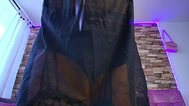 Snapshot of MiaFlamesxxx chatting on November 4, 9:14 pm MiaFlamesxxx online show from November 4, 9:14 pm