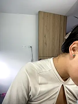 Snapshot of Sofia18_pinkk chatting on November 8, 9:46 pm Sofia18 pinkk online show from November 8, 9:46 pm