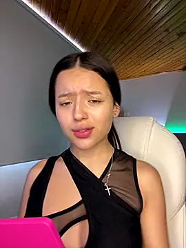 Snapshot of Sofia18_pinkk chatting on December 3, 6:39 pm Sofia18 pinkk online show from December 3, 6:39 pm