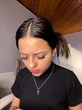 Snapshot of Sofia18_pinkk chatting on December 17, 11:11 pm Sofia18 pinkk online show from December 17, 11:11 pm