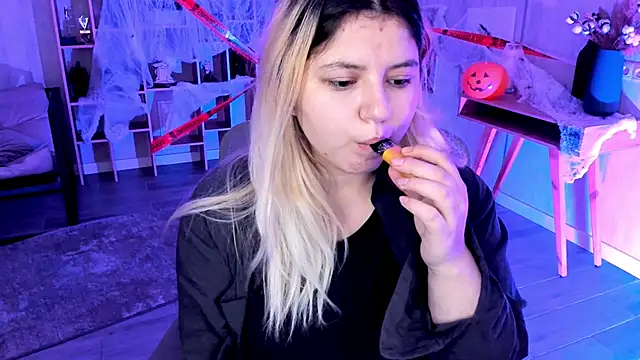 Snapshot of DiaAngell chatting on November 1, 8:00 pm DiaAngell online show from November 1, 8:00 pm