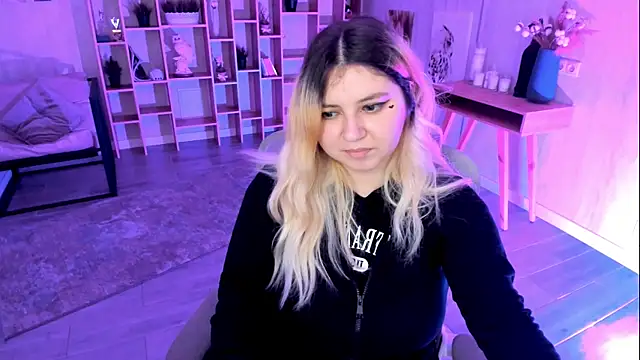 Snapshot of DiaAngell chatting on November 9, 7:50 am DiaAngell online show from November 9, 7:50 am