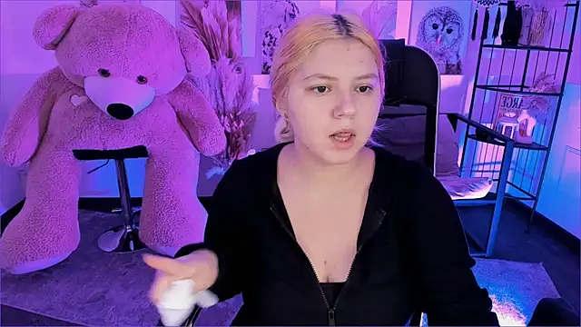 Snapshot of DiaAngell chatting on December 3, 10:19 pm DiaAngell online show from December 3, 10:19 pm