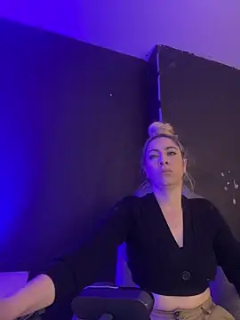 Snapshot of viktoria_davis_ chatting on March 6, 11:42 pm viktoria davis online show from March 6, 11:42 pm