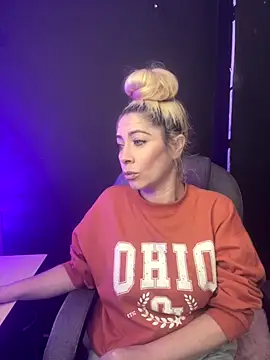 Snapshot of viktoria_davis_ chatting on November 21, 11:47 pm viktoria davis online show from November 21, 11:47 pm