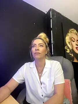 Snapshot of viktoria_davis_ chatting on December 5, 12:19 am viktoria davis online show from December 5, 12:19 am