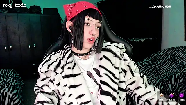 Snapshot of roxy_toxic chatting on November 8, 3:29 am roxy toxic online show from November 8, 3:29 am