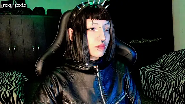 Snapshot of roxy_toxic chatting on November 25, 1:49 am roxy toxic online show from November 25, 1:49 am