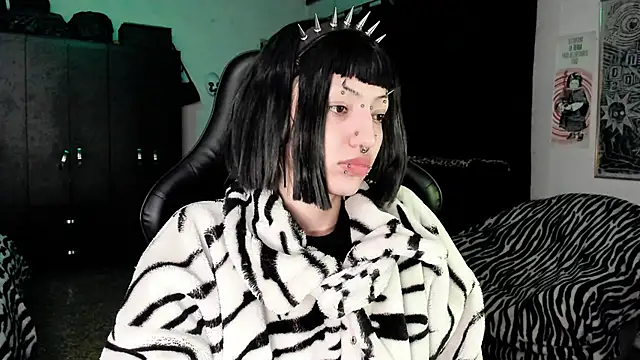 Snapshot of roxy_toxic chatting on December 16, 1:54 am roxy toxic online show from December 16, 1:54 am