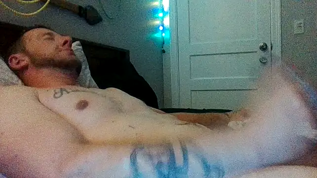 Snapshot of biggzee6 chatting on February 11, 6:19 am biggzee6 online show from February 11, 6:19 am