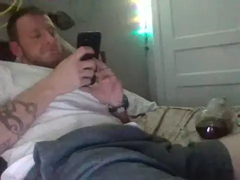 Snapshot of biggzee6 chatting on February 13, 6:52 am biggzee6 online show from February 13, 6:52 am