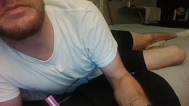 Snapshot of biggzee6 chatting on February 24, 5:00 am biggzee6 online show from February 24, 5:00 am