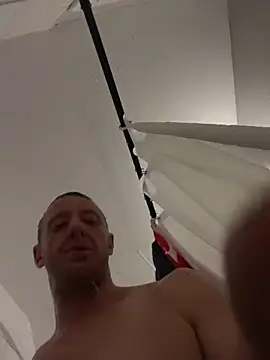 Snapshot of biggzee6 chatting on October 25, 4:42 am biggzee6 online show from October 25, 4:42 am