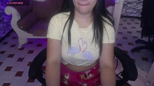 Snapshot of Skye_Little_v chatting on March 7, 4:57 am Skye Little v online show from March 7, 4:57 am