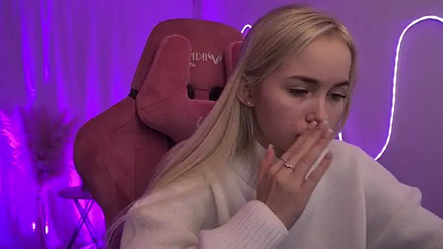 Snapshot of DakotaaJohnnson chatting on December 15, 5:55 am DakotaaJohnnson online show from December 15, 5:55 am