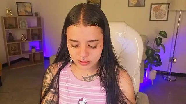 Nicole Foxx  online show from November 7, 8:20 pm